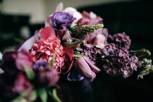 Beautiful purple wedding bouquet of lilacs, peonies, tulips - Foto, Imagen