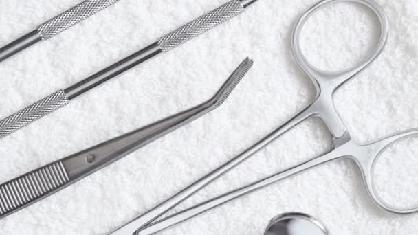 Stomatologie und Chirurgie Werkzeug auf einer weißen Serviette. Bewegender Hintergrund. - Filmmaterial, Video