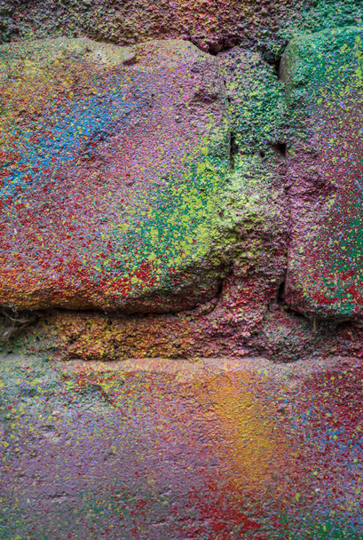 Tiiliseinä lukuisia värikkäitä tahroja maali
 - Valokuva, kuva