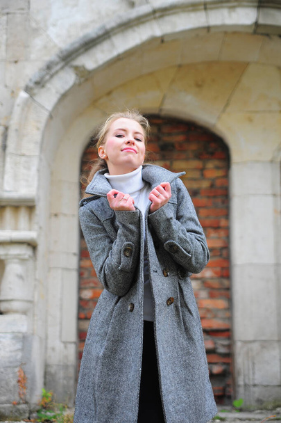 Beautiful girl in a gray coat - Foto, Imagem
