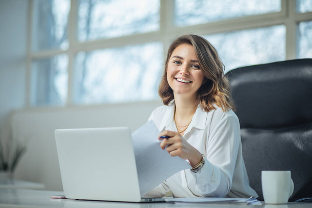Young woman in office working - Foto, Imagem
