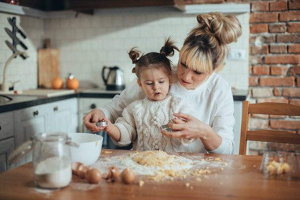 Mother and daughter baking cookies in their kitchen - Φωτογραφία, εικόνα