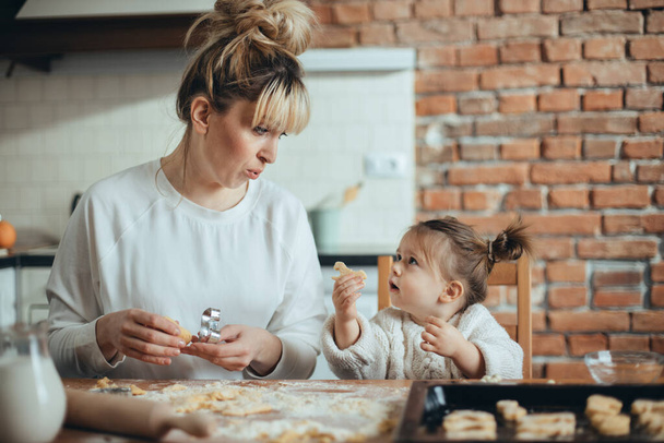 μητέρα και κόρη ψήσιμο τα cookies στην κουζίνα τους - Φωτογραφία, εικόνα
