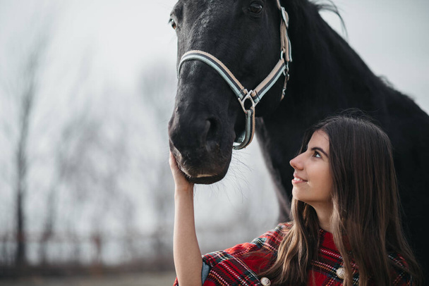 Mädchen mit Pferd im Stall - Foto, Bild