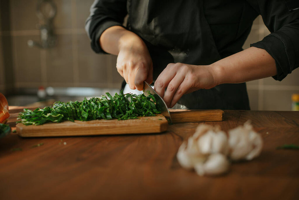 Szef kuchni przygotowuje przepis w kuchni z warzywami - Zdjęcie, obraz