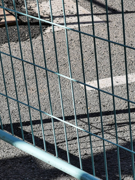 Vista de perto da barreira do canteiro de obras de proteção e segurança na rua
 - Foto, Imagem