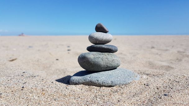 Close-up de pedras zen na praia
 - Foto, Imagem