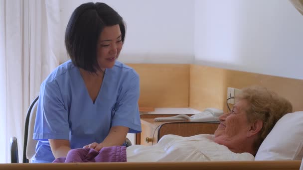 Huzurevinde yaşlı bir kadınla ilgilenen hemşirenin görüntüleri. - Video, Çekim