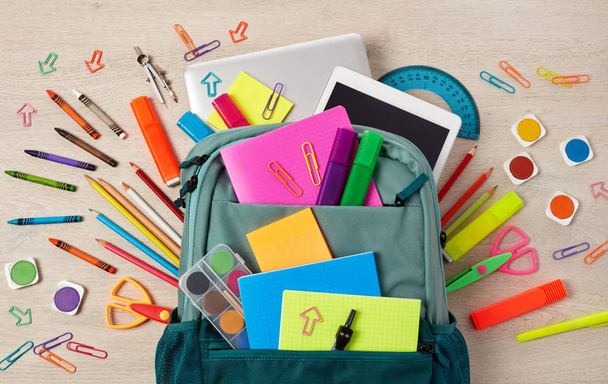 Fournitures scolaires multicolores et sac à dos
 - Photo, image