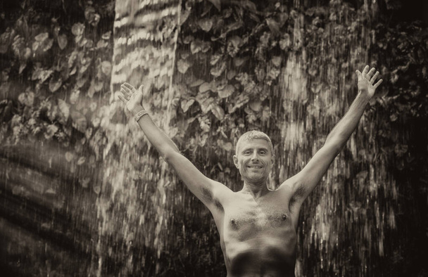 Um homem feliz a gostar de cachoeiras. Saúde e ambiente conce - Foto, Imagem
