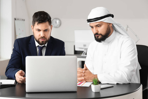 Арабский человек и его бизнес-партнер в офисе
 - Фото, изображение