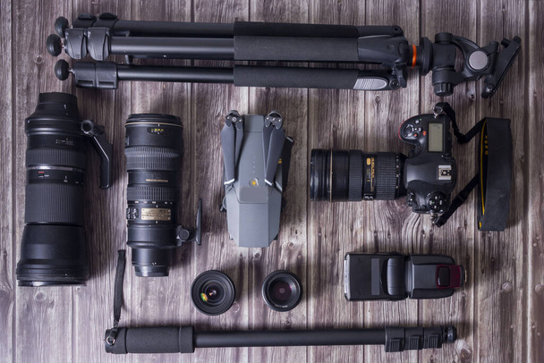 Set della macchina fotografica e attrezzatura fotografica su sfondo di legno scuro. Composizione laica piatta per fotografo professionista
. - Foto, immagini