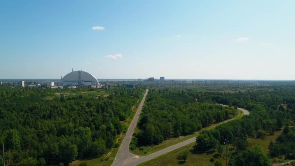 Çernobil nükleer santrali yakınlarındaki orman ve yolların havadan görüntüsü. - Video, Çekim