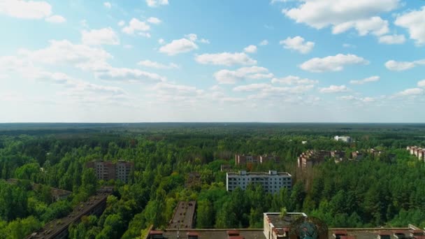Légi kilátás elhagyott épületek és utcák város Pripyat Csernobil közelében - Felvétel, videó