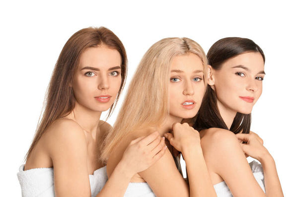 junge Frauen mit schönem Make-up auf weißem Hintergrund - Foto, Bild