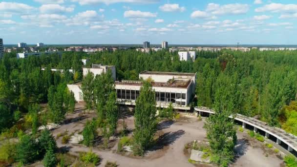 Letecký pohled na opuštěný sportovní areál ve městě Pripyat u Černobylu - Záběry, video