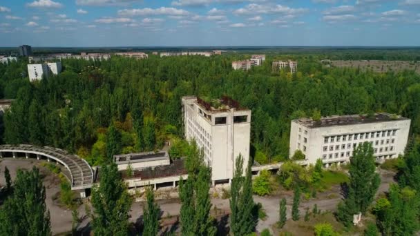 Widok z lotu ptaka na opuszczony hotel i ulice w mieście Prypeć koło Czarnobyla - Materiał filmowy, wideo
