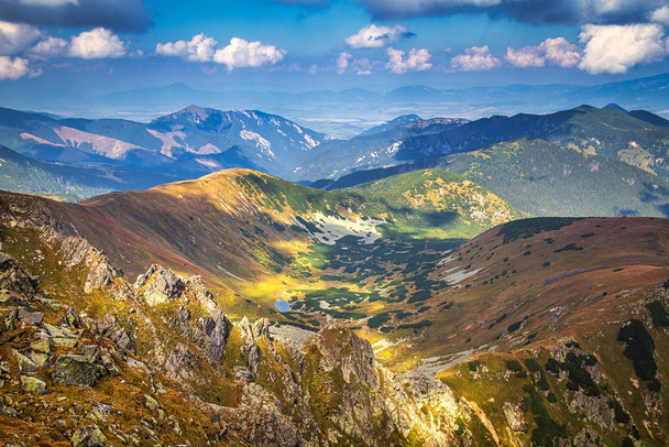 Krajobraz górski ze wzgórzami i dolinami jesienią. - Zdjęcie, obraz