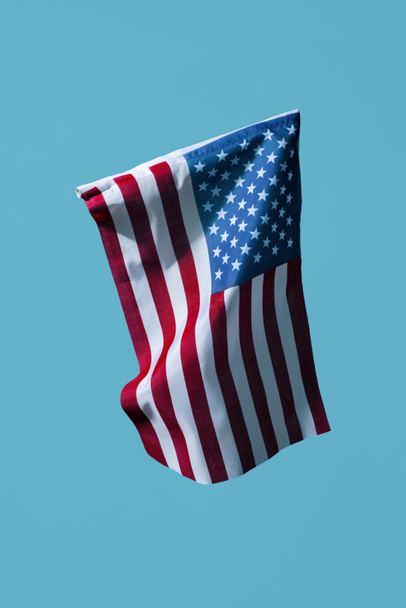 Американский флаг на синем фоне
 - Фото, изображение