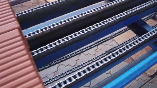Szare cegły poruszają się po linii produkcyjnej w pełni zautomatyzowanej fabryce - Materiał filmowy, wideo