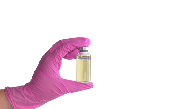 frasco de ácido hialurónico en la mano del médico. Belleza concepto de tecnología invasiva
. - Foto, Imagen