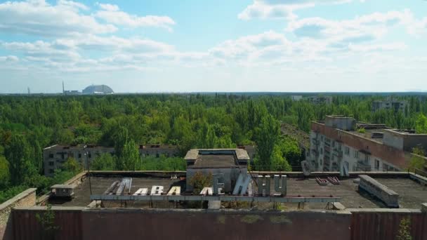 Luftaufnahme von verlassenen Gebäuden und Straßen in der Stadt Pripjat in der Nähe von Tschernobyl - Filmmaterial, Video