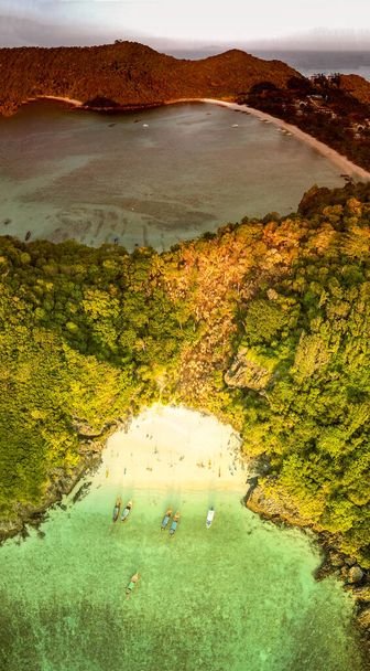 Niesamowity widok z lotu ptaka Nui Beach z drona. Ko Phi Phi D - Zdjęcie, obraz