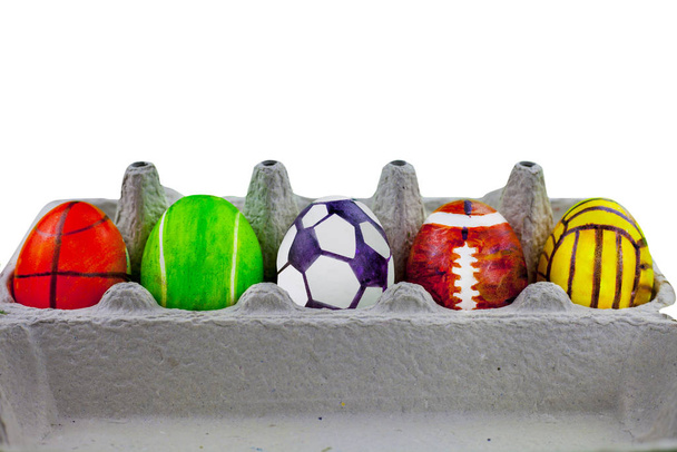 Kuřecí vejce se vzorem pod sportovními míčky, na bílém hřbetě - Fotografie, Obrázek