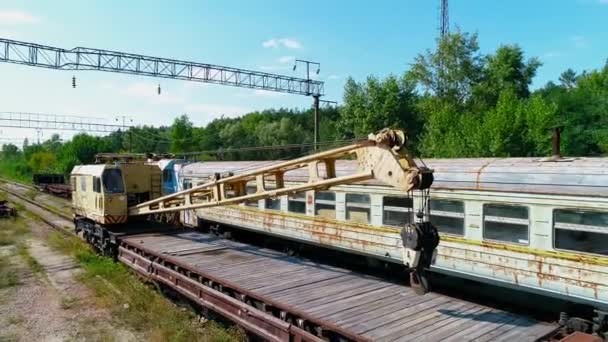 Luchtfoto van een stortplaats van verlaten roestige treinen en kraan bij Tsjernobyl Npp - Video