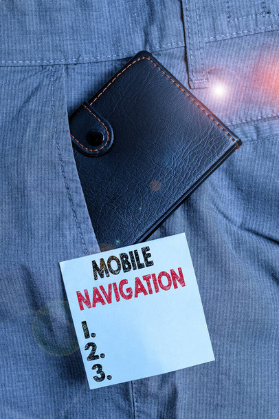 El yazısı metni Mobil Navigasyon. Araç sürücüsüne yardımcı olmak için kullanılan kavramsal fotoğraf grafiksel kullanıcı arayüzü gösterim kağıdının yanındaki erkek pantolonunun içindeki küçük cüzdan - Fotoğraf, Görsel