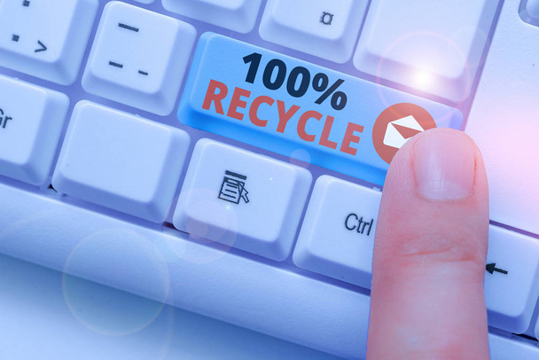 Písemná poznámka ukazující 100% recyklaci. Obchodní koncept pro obsahuje 100% pospotřebního materiálu - Fotografie, Obrázek