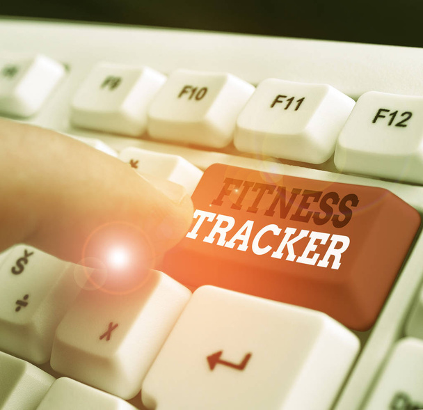 Nota di scrittura che mostra Fitness Tracker. Concetto aziendale per il dispositivo che registra una dimostrazione dell'attività fisica quotidiana
 - Foto, immagini