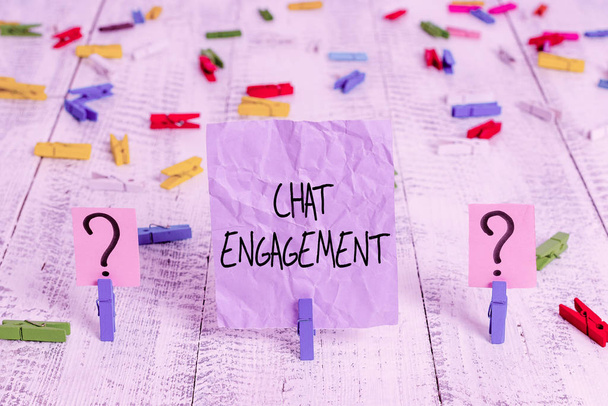 Tekstiä kirjoittava teksti Chat Engagement. Business valokuva esittelee asiakas on suoraan vuorovaikutuksessa tuotemerkin keskustelun Scribbled ja mureneva arkki paperiliittimet saatetaan puinen pöytä
 - Valokuva, kuva