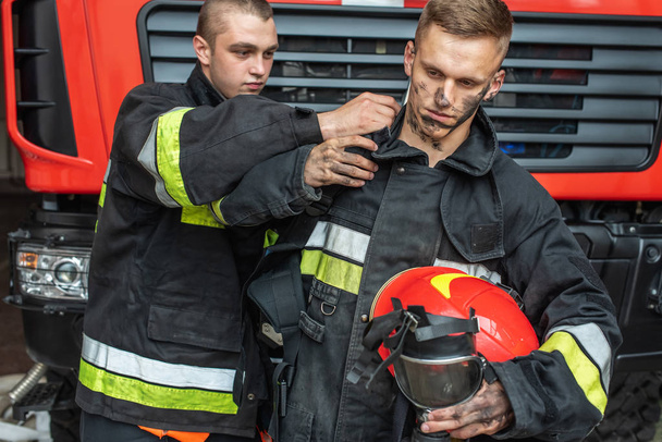 Septembre 03, 2019, Ukraine ville de Lviv, jeune pompier jolie et sexy se trouve par camion de pompiers
 - Photo, image
