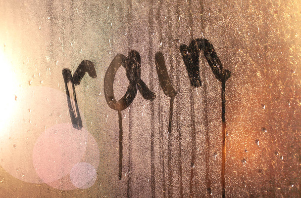 Ablak esőcseppekkel. Készletfotó felirat nedves üvegen. - Fotó, kép