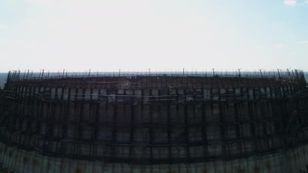 Luchtfoto van de koeltoren voor de vijfde en zesde kernreactor van Tsjernobyl - Video
