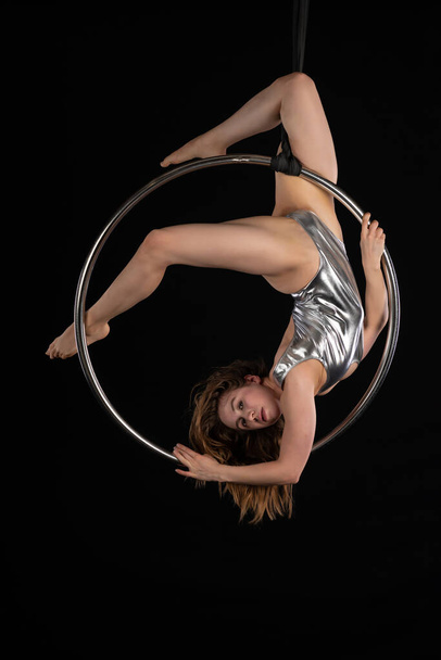 Brunette acrobat on a lyra - Fotoğraf, Görsel