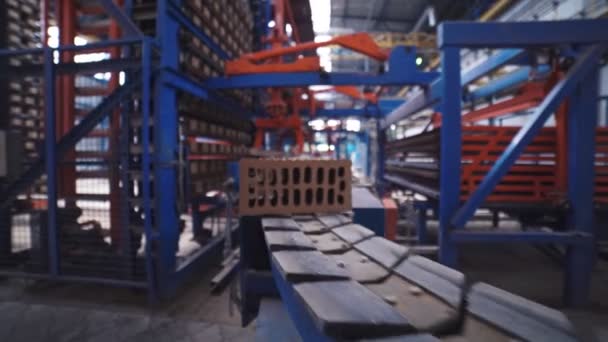 Šedé cihly se pohybují na výrobní lince v plně automatizované továrně - Záběry, video