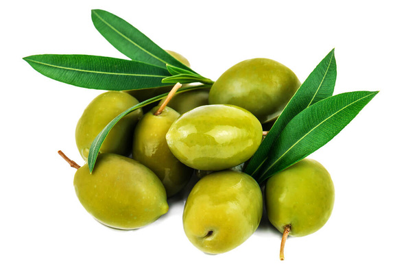 mucchio di olive verdi con foglie su bianco
 - Foto, immagini