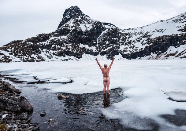 凍った湖の上に裸のセイウチの男が - 写真・画像