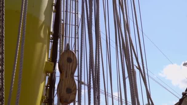 Details of ropes and reels in a historic galleon in slow motion - Video, Çekim