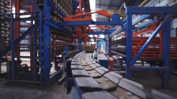 グレーのレンガは完全に自動化された工場で製造ラインを移動しています。 - 映像、動画