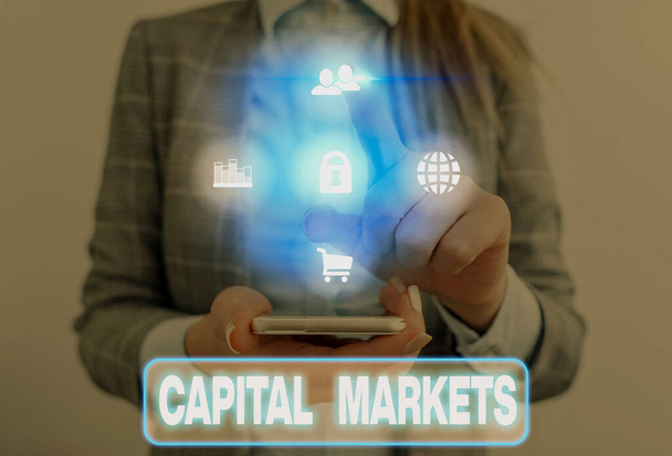 Texto de escritura de palabras Capital Markets. Foto comercial que muestra a compradores y vendedores involucrados en el comercio de valores financieros
 - Foto, imagen