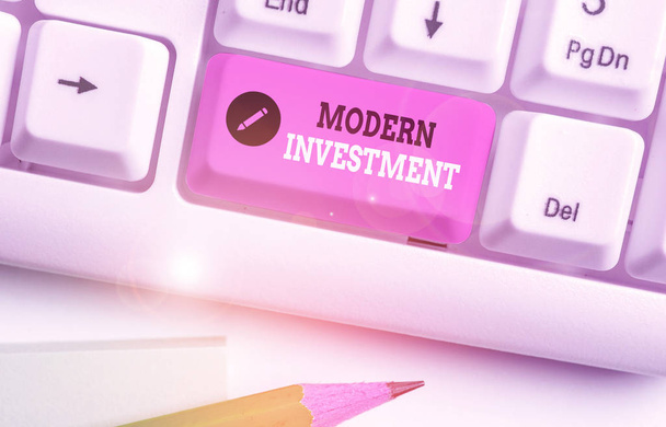 Käsitteellinen käsin kirjoittaminen osoittaa Modern Investment. Käsitteen merkitys valtuuttaa sijoitusten hajauttamisen käsitteen
 - Valokuva, kuva