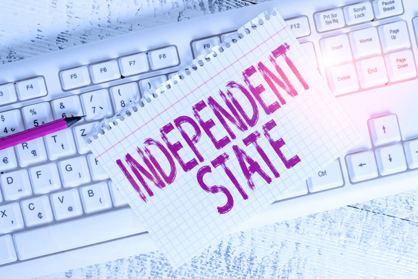 Γραπτό σημείωμα που δείχνει Ανεξάρτητο Κράτος. Επιχειρηματική έννοια για την ικανότητα του κράτους να είναι ανεξάρτητη και να έχουν αυτονομία Πληκτρολόγιο προμήθειες γραφείου ορθογώνιο σχήμα χαρτί υπενθύμιση ξύλο - Φωτογραφία, εικόνα