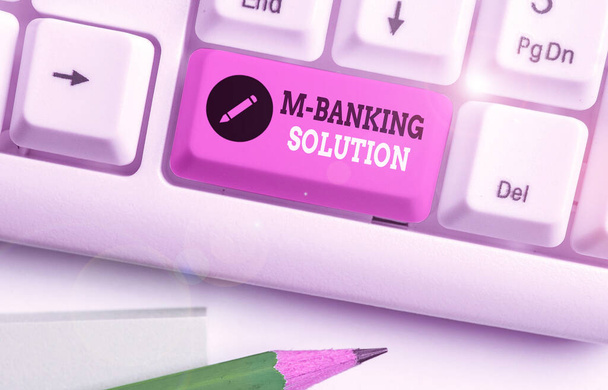 Εννοιολογική γραφή στο χέρι που δείχνει M τραπεζική λύση. Επαγγελματικό κείμενο φωτογραφιών προσπελάστηκε τραπεζική μέσω μιας εφαρμογής στο smartphone. - Φωτογραφία, εικόνα