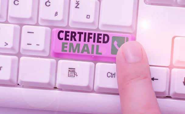 Fogalmi kézírás mutatja Certified E-mail. Koncepció: olyan email, amelynek elküldését semleges harmadik fél tanúsítja - Fotó, kép