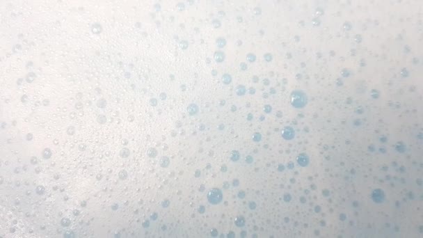 weißer Schaum mit Blasen im blauen Wasser - Filmmaterial, Video
