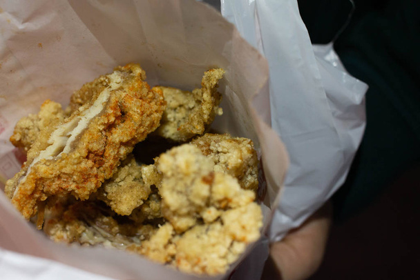 Duży tajwański styl smażony kurczak pokrojony na długie paski w papierowej torbie. - Zdjęcie, obraz