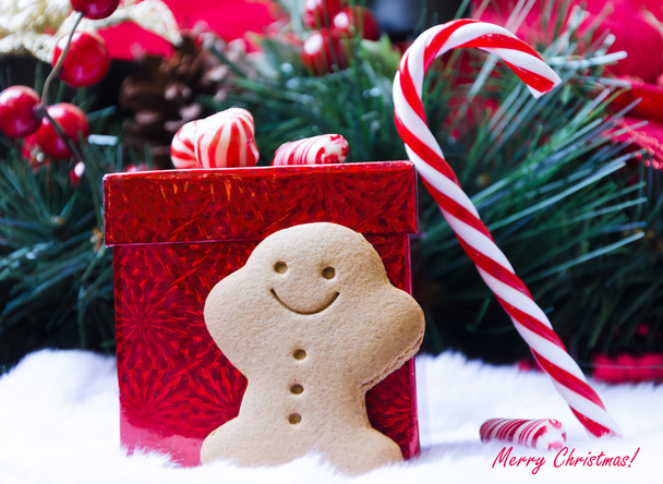 Gingerbread man door de doos van de gift - Foto, afbeelding